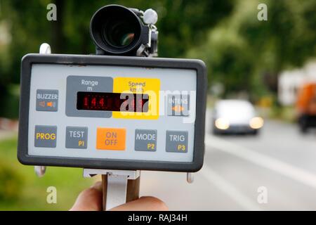 Funzionario di polizia utilizzando una pistola di velocità del traffico, misurazione della velocità, 24 ore di intenso monitoraggio della velocità, Duisburg Foto Stock