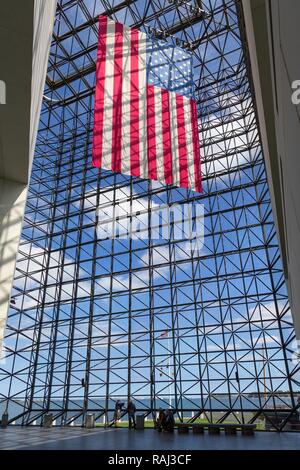 John F. Kennedy Presidential Library and Museum, bandiera degli Stati Uniti di fronte a finestre, Boston, Massachusetts, STATI UNITI D'AMERICA Foto Stock