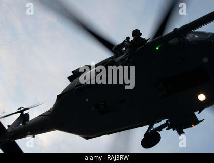 Aria di un membro di equipaggio dal 129Ala di salvataggio della California Air National Guard ispeziona la zona dove i membri della Guardia Costiera della sicurezza marittima la risposta del team di West sarã fast-corda sul ponte di L Hornblower spirito nella Baia di San Francisco, 5 dicembre 2018. I membri di MSRT West sono addestrati nelle tecniche avanzate con federali, statali e i partner locali per proteggere la nazione da una varietà di minacce a base acquosa. Stati Uniti Coast Guard foto di Chief Petty Officer John Masson. Foto Stock