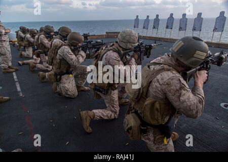 Mare Arabico - STATI UNITI Marines con l'elemento di comando, xiii Marine Expeditionary Unit (MEU), il fuoco dalla posizione in ginocchio durante la mattina con un tiro con la carabina a bordo del Wasp-classe assalto anfibio nave USS Essex (LHD 2), Gennaio 2, 2019. L'Essex è il fiore all' occhiello per la Essex anfibio gruppo pronto e, con l'avviato XIII MEU, è distribuito negli Stati Uniti Quinta Flotta area di operazioni a sostegno di operazioni navali per garantire stabilità marittima nella regione centrale di collegamento del Mediterraneo e del Pacifico attraverso l'Oceano Indiano occidentale e tre strategici punti di strozzatura. (U.S. Marine Corps photo Foto Stock