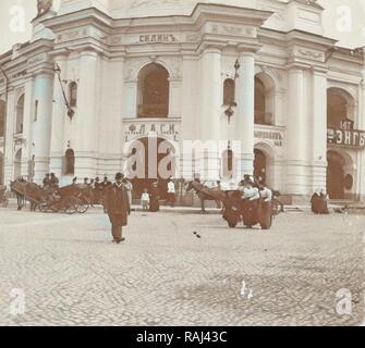 Vista di uno degli ingressi al XVIII secolo department store Gostiny Dvor sulla Nevsky Prospekt in San Pietroburgo reinventato Foto Stock