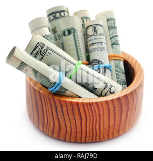 Laminati dollaro USA in una ciotola di legno su sfondo bianco