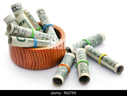 Laminati dollaro USA in una ciotola di legno su sfondo bianco