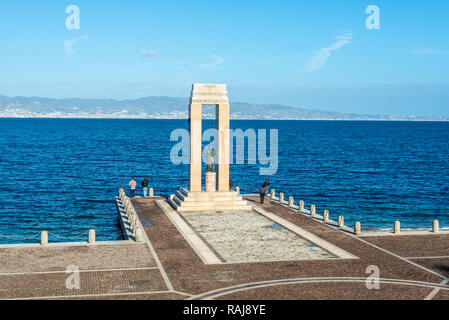 Reggio Calabria, Italia - 30 Ottobre 2017: Athena Statua della Dea e Monumento a Vittorio Emanuele a Arena dello Stretto di Reggio Calabria, Italia. T Foto Stock