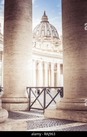 Roma, Lazio / Italia - dicembre 2018: ai turisti di ammirare antiche mozzafiato di architettura romana della Città del Vaticano e la Basilica di San Pietro, di San Pietro Foto Stock