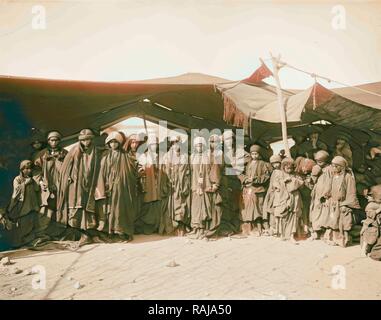 Bedouin donne davanti alla tenda in Moab-Adwan tribù. 1898, Giordania. Reinventato da Gibon. Arte Classica con un moderno reinventato Foto Stock