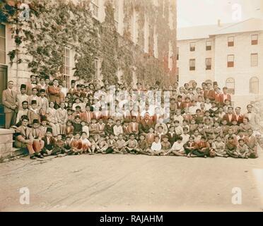 Ritratto di gruppo di studenti e docenti dell'Università americana di Beirut. 1898, Libano, Beirut. Reinventato Foto Stock