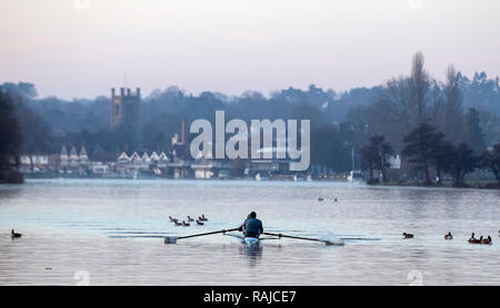 I canottieri lungo il fiume Tamigi vicino a Henley come temperature attraverso parti della Gran Bretagna è sceso al di sotto del congelamento per tutta la notte. Foto Stock