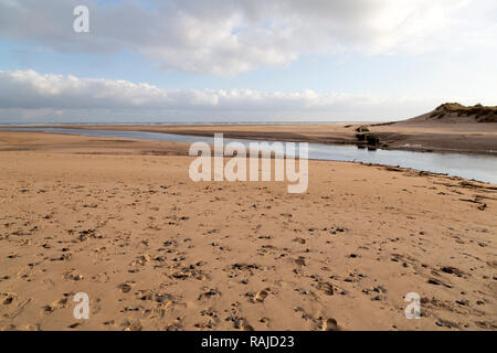 Alnmouth Beach a Northumberland, Inghilterra. Il fiume Aln scorre nel Mare del Nord a Alnmouth. Foto Stock