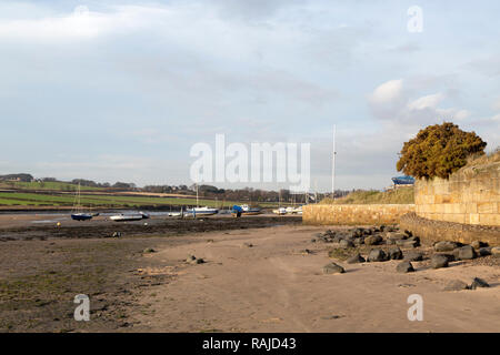 Spiaggiata imbarcazioni a Alnmouth in Northumberland, Inghilterra. Il fiume Aln entra nel Mare del Nord a Alnmouth. Foto Stock