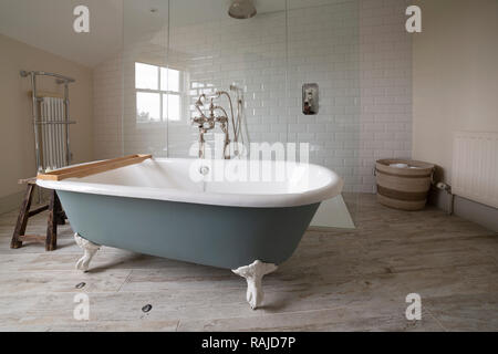 Un clawfoot vasca da bagno in una spaziosa stanza da bagno. Foto Stock