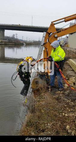 Dive Supervisor Chader Shanon assiste Diver Steve Inghilterra per uscire l'acqua Foto Stock