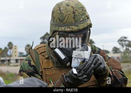 PORT HUENEME, California (Feb. 2, 2017) - Attrezzature operatore Constructionman Doran Macal, assegnato alla Naval Mobile Battaglione di costruzione (NMCB) 4, conduce una prova simulata per rilevare la presenza di agenti chimici utilizzando un M-256 kit rivelatore durante il comando Post Esercizio (CPX) 3, 2 febbraio. L'intento di CPX è per stabilire il comando, controllo, comunicazione, computer e infrastruttura di intelligence per preparare il battaglione prossimo training sul campo di allenamento (FTX). Foto Stock