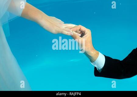 Sposa e lo sposo, anello di nozze subacquea in piscina, Odessa, Ucraina, Europa orientale Foto Stock