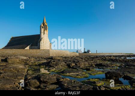 Cappella presso il mare e la Cattedrale di Notre Dame de la joie, Penmarc'h, Finisterre, Bretagna Francia Foto Stock