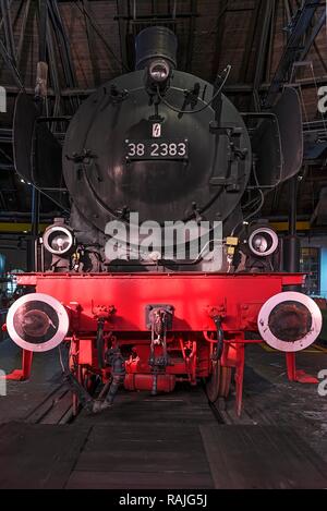 Locomotiva a vapore 38 2383 nell'Ringlokschuppen, Tedesco locomotiva a vapore Museum, Neuenmarkt, Alta Franconia, Baviera, Germania Foto Stock