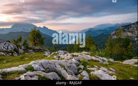 Paesaggio di montagna, vista dalla cima del Feldkogel a Königssee al tramonto, a sinistra il Watzmann e Südspitze Watzmannkinder Foto Stock