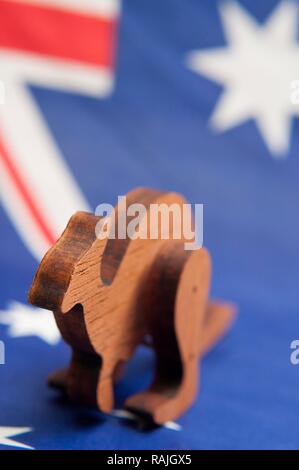 Canguro giocattolo sul bandiera australiana Foto Stock