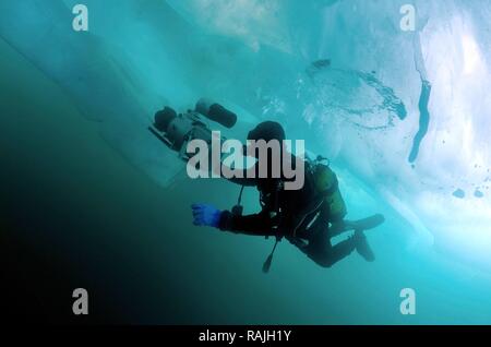 Underwater video-operatore Didier Noirot, ice-immersioni nel lago Baikal, isola di Olkhon, Siberia, Russia, Eurasia Foto Stock