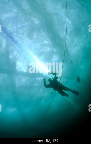 Subacqueo, ice-immersioni nel lago Baikal, isola di Olkhon, Siberia, Russia Foto Stock