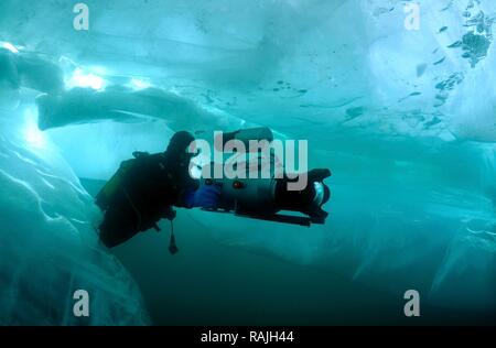 Underwater video-operatore Didier Noirot, ice-immersioni nel lago Baikal, isola di Olkhon, Siberia, Russia, Eurasia Foto Stock