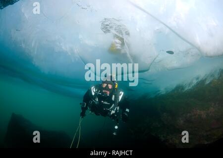 Ice-immersioni nel lago Baikal, isola di Olkhon, Siberia, Russia, Eurasia Foto Stock