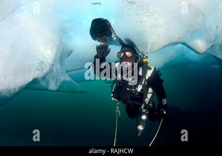 Ice-immersioni nel lago Baikal, isola di Olkhon, Siberia, Russia, Eurasia Foto Stock