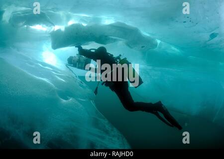 Underwater video-operatore Didier Noirot, nel lago Baikal, Siberia, Russia, isola di Olkhon. Foto Stock