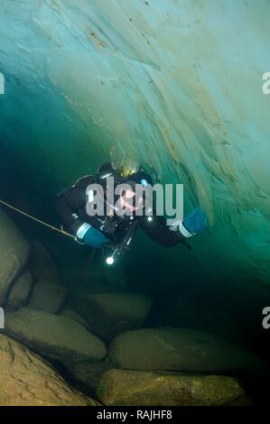 Ice-immersioni nel lago Baikal, isola di Olkhon, Siberia, Russia, Eurasia Foto Stock