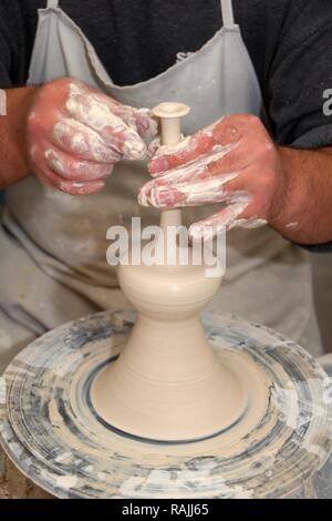 Potter lavorando in una ceramica, Muğla Provincia, Turchia Foto Stock
