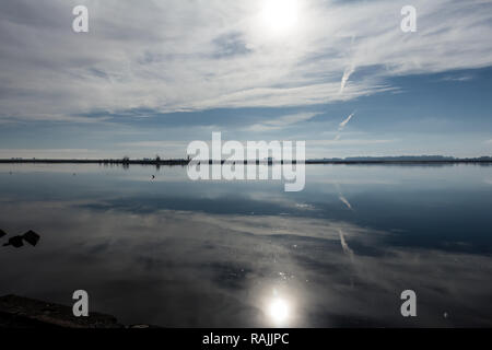 Il lago della città inondate di Epecuen. Il sole si riflette nell'acqua tra le nuvole. Uniric paesaggio. Foto Stock