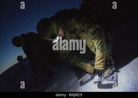 Lancia Cpl. Emmitt Aimino, un rifleman con la società C, 1° Battaglione, XXV Reggimento Marini, 4° Divisione Marine, fissa la sua racchette da neve durante l'esercizio Riley Xanten II, in Burwash, Ontario, Feb. 3-5, 2017. Durante l'esercizio, i Marines hanno aderito i soldati delle forze armate canadesi per lo scambio di conoscenze e di aumentare la conoscenza in tempo freddo tattiche di sopravvivenza, rifugio edificio, la pesca sul ghiaccio e altro ancora. Foto Stock