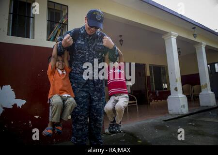 (Feb. 6, 2017) puerto barrios, Guatemala - musicista di terza classe Ryan Miller, nativo di Port Huron, Mich, attaccato alla U.S. Le forze della flotta Band, Norfolk, Virginia, gioca con la nazione ospitante i bambini durante una visita a un orfanotrofio a sostegno di continuare promessa 2017's (CP-17) visita a Puerto Barrios, Guatemala. CP-17 è un U.S. Comando sud-sponsorizzato e U.S. Forze Navali Comando meridionale/STATI UNITI 4a flotta-condotto di distribuzione condotta civile-militare comprendente le operazioni di assistenza umanitaria, impegni di formazione e medico, dentista e supporto di veterinari in uno sforzo per mostrare il supporto degli Stati Uniti e com Foto Stock