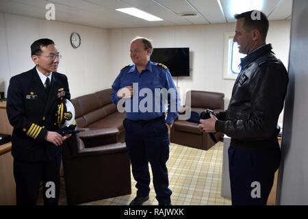 YOKOSUKA, Giappone (feb. 11, 2017) - Capt. Jeffrey Kim (sinistra), Commander, le attività della flotta Yokosuka (CFAY) e il cap. Michael Jansen (a destra), comandante delle Nazioni Unite (comando posteriore) Benvenuti Capt. Shaun Jones (medio) da Royal Fleet Auxiliary (RFA) Tidespring (A136) per le attività della flotta (FLEACT) Yokosuka. RFA Tidespring è la prima ondata-class tanker la Royal Navy ha preso in consegna dal sud coreano società di cantieristica navale Daewoo & Marine Engineering (DSME). Tidespring porta di chiamata a FLEACT Yokosuka era prevista una visita promossa dalle Nazioni Unite il comando (posteriore). Fornire FLEACT Foto Stock