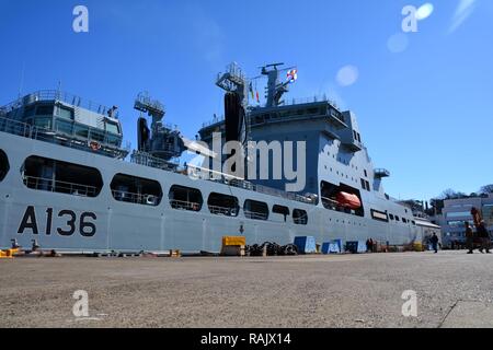 YOKOSUKA, Giappone (feb. 11, 2017) - Royal Fleet Auxiliary (RFA) Tidespring (A136) tira in attività della flotta (FLEACT) Yokosuka. RFA Tidespring è la prima ondata-class tanker la Royal Navy ha preso in consegna dal sud coreano società di cantieristica navale Daewoo & Marine Engineering (DSME). Tidespring porta di chiamata a FLEACT Yokosuka era prevista una visita promossa dalle Nazioni Unite il comando (posteriore). FLEACT fornisce, mantiene e gestisce servizi di base e servizi a sostegno del settimo della flotta di inoltro distribuito le forze navali, 83 comandi tenant e 24.000 militari e civili. Foto Stock