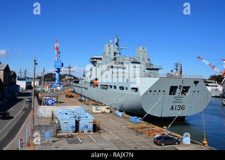 YOKOSUKA, Giappone (feb. 11, 2017) - Royal Fleet Auxiliary (RFA) Tidespring (A136) tira in attività della flotta (FLEACT) Yokosuka. RFA Tidespring è la prima ondata-class tanker la Royal Navy ha preso in consegna dal sud coreano società di cantieristica navale Daewoo & Marine Engineering (DSME). Tidespring porta di chiamata a FLEACT Yokosuka era prevista una visita promossa dalle Nazioni Unite il comando (posteriore). FLEACT fornisce, mantiene e gestisce servizi di base e servizi a sostegno del settimo della flotta di inoltro distribuito le forze navali, 83 comandi tenant e 24.000 militari e civili. Foto Stock