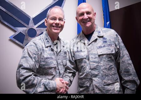 Col. Jay Johnson, 403gruppo Manutenzione commander, presenta il Mag. Gen. Robert LaBrutta, 2a Air Force commander, con un 403MXG moneta durante un 403Ala tour immersione 3 Febbraio a Keesler Air Force Base, Mississippi. Foto Stock