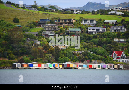 Colorate case in barca lungo la costa della penisola di Banks vicino a Christchurch e Akaroa sull'Isola del Sud della Nuova Zelanda. Foto Stock