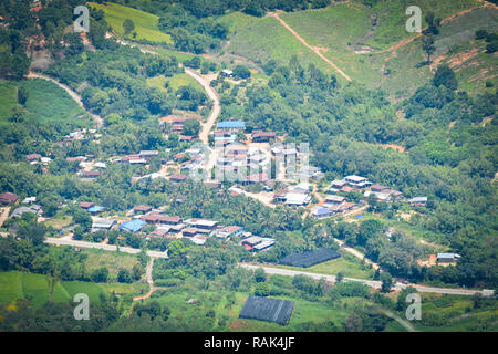 Vista dall'alto villaggio area agricoltura / vista campo verde azienda agricola e con la strada per la montagna / paesaggio della campagna agricola in Asia Foto Stock