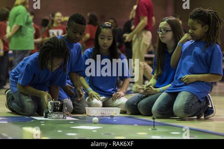 Membri della Barksdale Air Force Base Centro Giovani robotics team preparano i loro robot per partecipare alla prima prova del campionato regionale Robotica autonoma circuito in Bossier City, La., 11 febbraio, 2017. Il centro giovanile sia registrato un elementare e la scuola media team per competere in questo anno la manifestazione, guidati dai genitori dei membri del team. Foto Stock