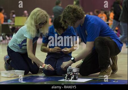 Membri della Barksdale Air Force Base Centro Giovani robotics team preparano i loro robot per partecipare alla prima prova del campionato regionale Robotica autonoma circuito in Bossier City, La., 11 febbraio, 2017. Il centro giovanile sia registrato un elementare e la scuola media team per competere in questo anno l'evento. Foto Stock