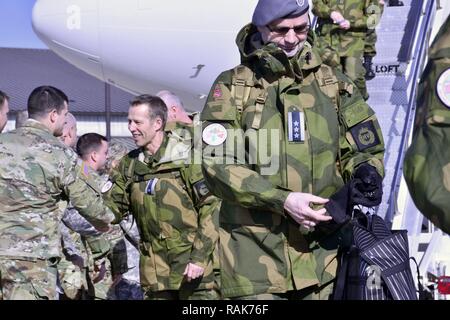 I membri del servizio con la norvegese Home Guard arrivare alla Minnesota e sono accolti dai soldati con il Minnesota la Guardia Nazionale per la XLIV Stati Uniti/Norvegia reciproco scambio di truppa nel febbraio 10, 2017. Questo scambio è la più lunga di partenariato per gli Stati Uniti Il Dipartimento della Difesa. Foto Stock