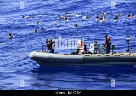 Oceano Pacifico (feb. 13, 2017) velisti assegnati al Arleigh Burke-class guidato-missile destroyer USS Wayne E. Meyer (DDG 108) stand guardare in una struttura rigida dello scafo di imbarcazione gonfiabile durante una chiamata nuotare nell'Oceano Pacifico. Wayne E. Meyer è su un pacifico occidentale di implementazione con la Carl Vinson Carrier Strike gruppo come parte dell'U.S. Flotta del pacifico-led iniziativa di estendere il comando e le funzioni di controllo di Stati Uniti 3a flotta nell'Indo-Asia-regione del Pacifico. Foto Stock