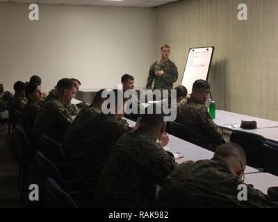 Capitano Ted tedesco, leader di un team con un distacco di 1 2D affari civili gruppo (2D CAG), insegna una classe in grado di fornire una panoramica del metodo d'elaborazione de la decisione Operationalle, il militare francese il processo di pianificazione in 2D CAG presso la sede centrale su base comune Anacostia-Bolling il 12 febbraio 2017. Distacco 1 completato questo corso di formazione in preparazione per il distacco del supporto imminente di esercizio Leone africano in Marocco nella primavera del 2017, durante i quali il distacco condurrà operazioni congiunte con le unità della Royal marocchino forze armate. Prima di Capt tedesco della classe, 2D del CAG Foto Stock