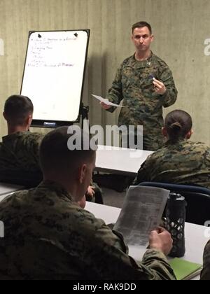 Capitano Ted tedesco, leader di un team con un distacco di 1 2D affari civili gruppo (2D CAG), insegna una classe in grado di fornire una panoramica del metodo d'elaborazione de la decisione Operationalle, il militare francese il processo di pianificazione in 2D CAG presso la sede centrale su base comune Anacostia-Bolling il 12 febbraio 2017. Distacco 1 completato questo corso di formazione in preparazione per il distacco del supporto imminente di esercizio Leone africano in Marocco nella primavera del 2017, durante i quali il distacco condurrà operazioni congiunte con le unità della Royal marocchino forze armate. Prima di Capt tedesco della classe, 2D del CAG Foto Stock