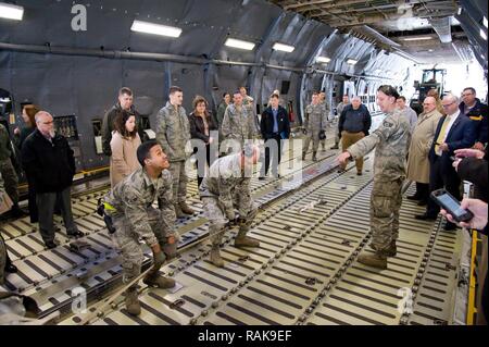 Airman 1. Classe Taysean Knight, carico del gestore, e Master Sgt. Arnold Ogle, supervisore di rampa, entrambi assegnati alla 436th porta antenna squadrone, sollevare un carico cinghia per dimostrare la procedura utilizzata per spostare una paletta bloccata su un C-5M Super Galaxy Febbraio 8, 2017, alla Dover Air Force Base, Del. Staff Sgt. Russell Basile, 436th APS porta antenna expediter, spiega questa procedura ai membri di mobilità in aria di comando "porta dell'antenna del futuro" studio team da Scott Air Force Base, Ill. Super porto fu scelto come un modello per il futuro le porte dell'antenna. Foto Stock