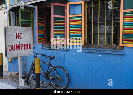 Un 'Nessun Dumping' segno di fronte a una casa colorati in Little India, Singapore, un'area più inclini al littering rispetto ad altri Foto Stock