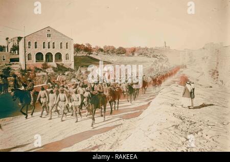 Ufficiali tedeschi voce una linea di 600 prigionieri catturati nei pressi di Gerico, Luglio 15th, 1918. 1918, Gerusalemme, Israele reinventato Foto Stock