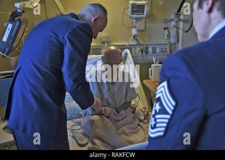 Col. Ryan Samuelson, 92Air Refuelling Wing Commander, presenta un Fairchild Air Force Base di pin e nazionali commemorative omaggio ai pazienti veterani settimana pin a marina in pensione il Mag. Robert Thompson Feb 13, 2017, a Mann-Grandstaff VA Medical Center di Washington. Salutiamo nazionale al veterano pazienti Settimana si tiene la settimana di febbraio 14 ogni anno a dire "grazie" a più di 98.000 veterani che vengono trattati nel reparto degli affari di veterani di centri di assistenza medica. Foto Stock