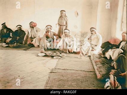 Dintorni di Gerusalemme. Un 'Cenacolo' camera ospiti. Gli ospiti del contadino la partecipazione di un pasto. 1920, Israele. Reinventato Foto Stock